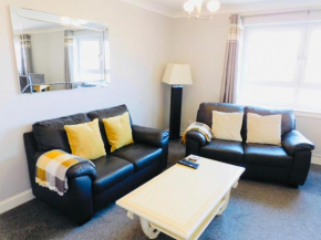 Beautiful 3 Bedroom Apt, mins from Glasgow Airport, M8 & SEC